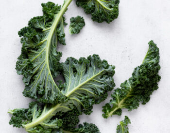 Kale has gained superfood status due to its impressive nutrient profile. This leafy green is loaded with vitamins A, C, and K, as well as minerals like calcium and potassium. Kale is especially rich in antioxidants like quercetin and kaempferol, which help fight inflammation and oxidative stress. Incorporating kale into your diet can contribute to improved heart health, better digestion, and enhanced bone density.