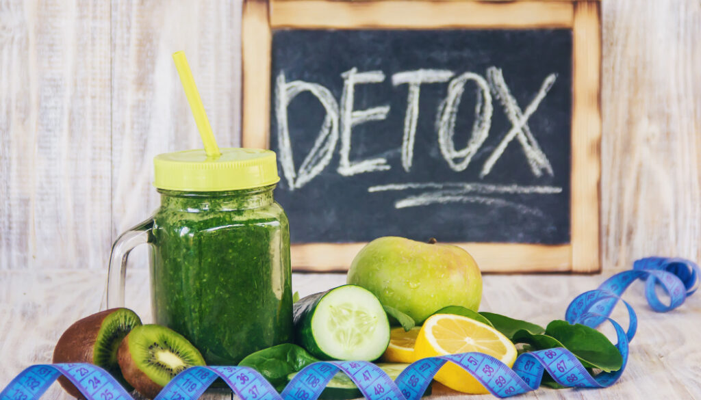green-smoothies-with-vegetables-fruits-detox-day